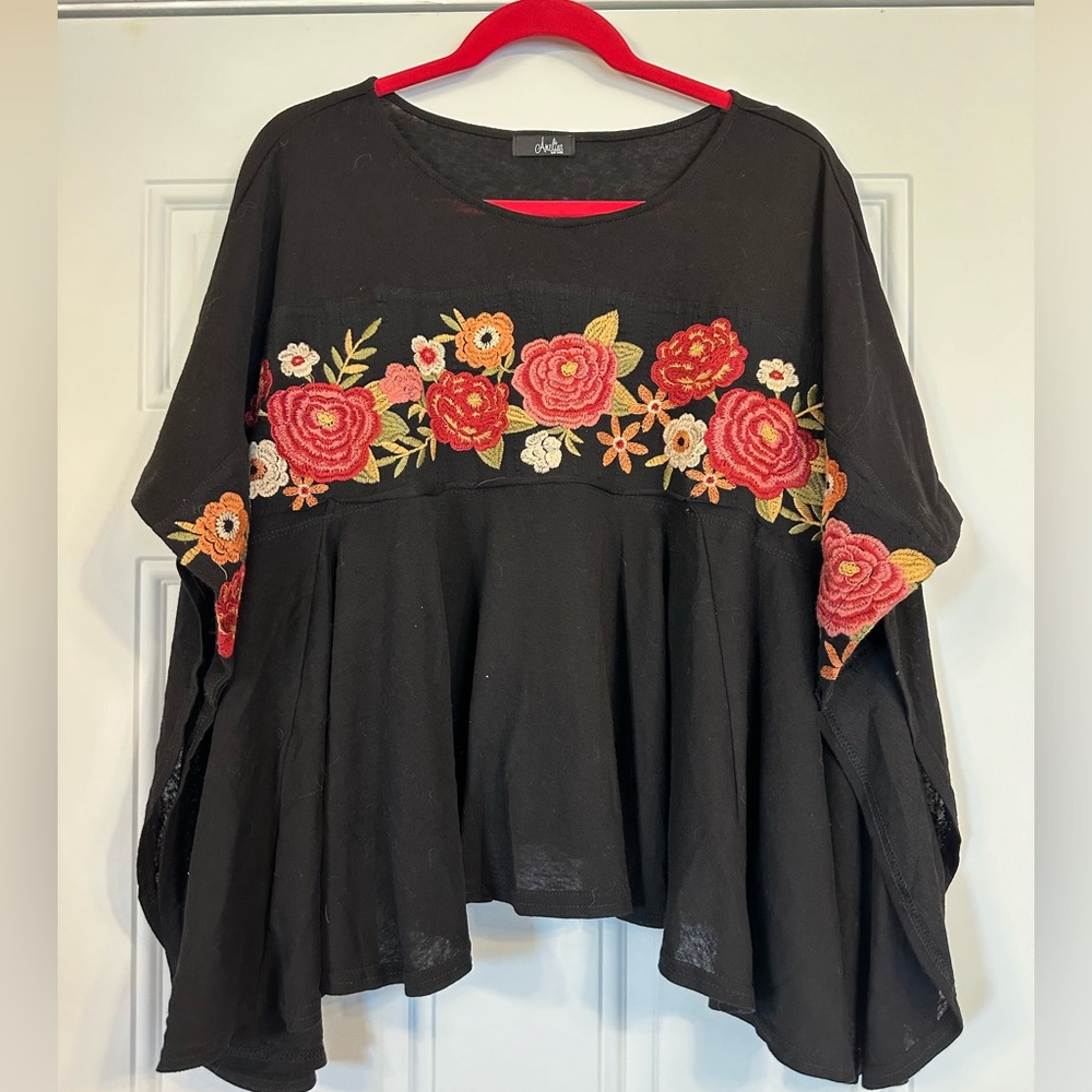 Amelia’s brand adorable tunic style swing blouse. No size, but fits like an XL.